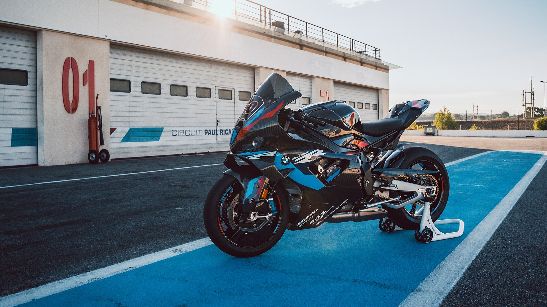 YouTube Video der M 1000 RR, dem Superbike für die Rennstrecke von BMW Motorrad