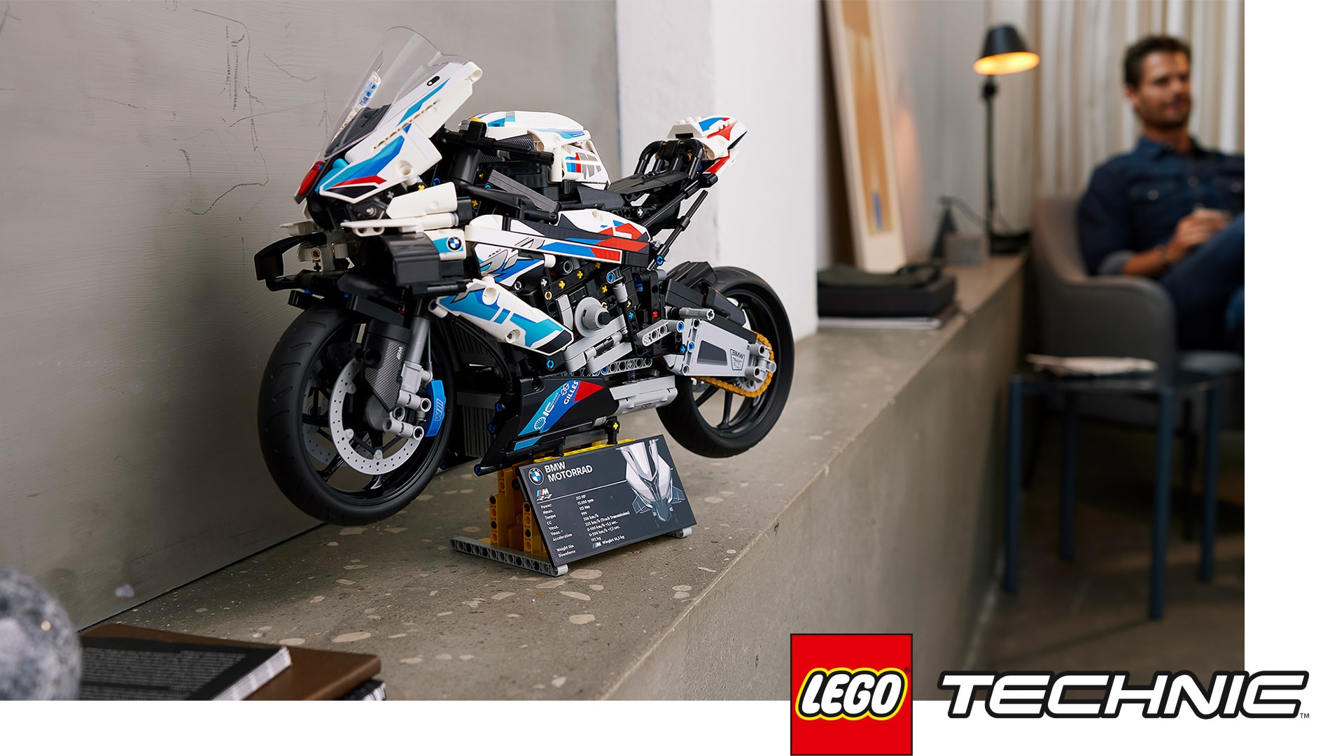 LEGO® Technic M 1000 RR auf einer Betonwand stehend.