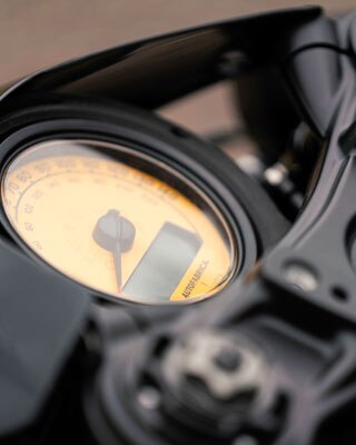 Nahaufnahme des minimalistischen Cockpits