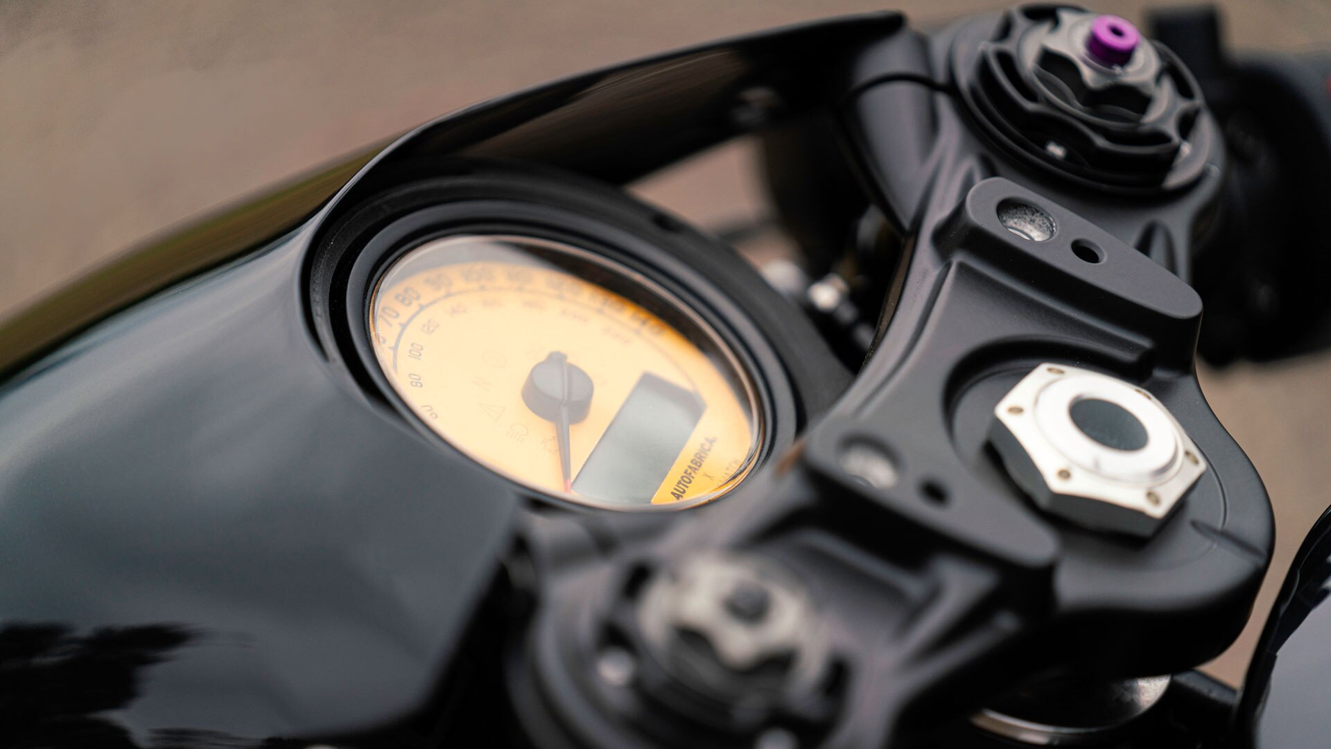 Nahaufnahme des minimalistischen Cockpits