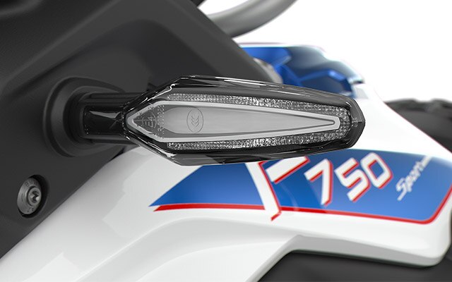 Wir sehen die markanten LED Blinker der F 750 GS.
