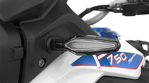 Wir sehen die markanten LED Blinker der F 750 GS.