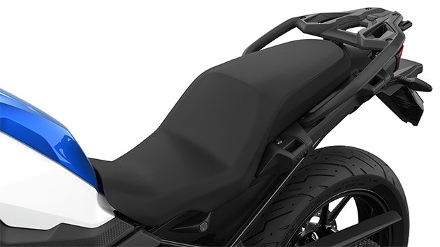 Wir sehen die Sitzbank der F 750 GS.
