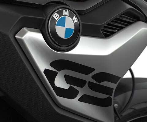 Wir sehen die Kühlerabdeckung mit GS-Logo im Detail.