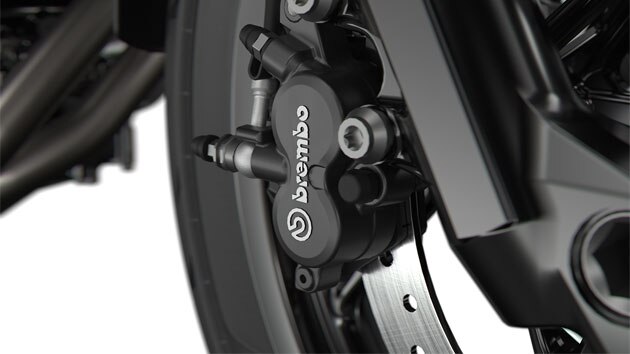 Wir sehen die schwarze Brembo Bremsanlage.