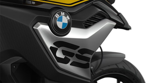 Wir sehen die Kühlerabdeckung mit GS-Logo im Detail.