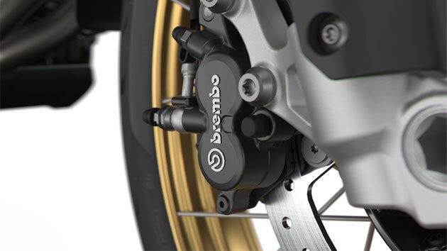 Wir sehen die schwarze Brembo Bremsanlage.