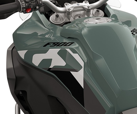 Die Seitenblenden der F 900 GS Adventure von BMW Motorrad mit großem 23 l Tank