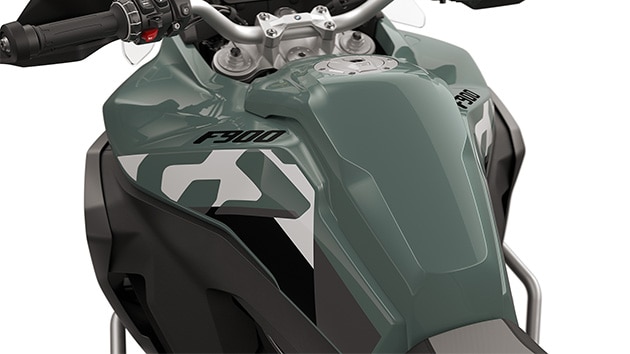 Die Seitenblenden der F 900 GS Adventure von BMW Motorrad mit großem 23 l Tank