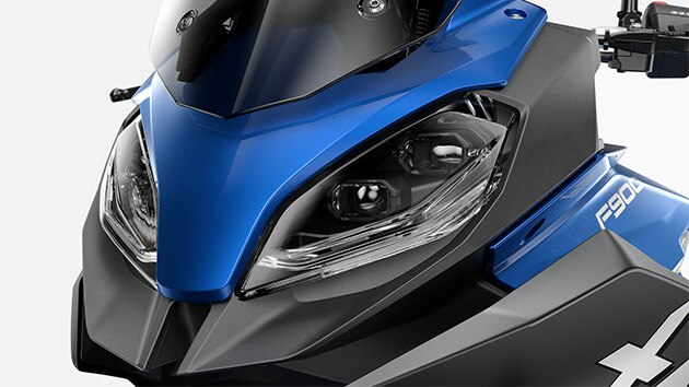 Wir sehen die Lichtanlage der F 900 XR.