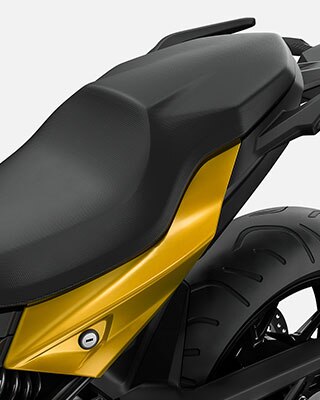 Wir sehen die Sitzbank der F 900 XR.