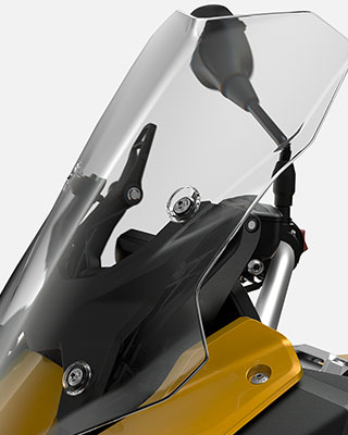 Wir sehen den Windschild der F 900 XR.