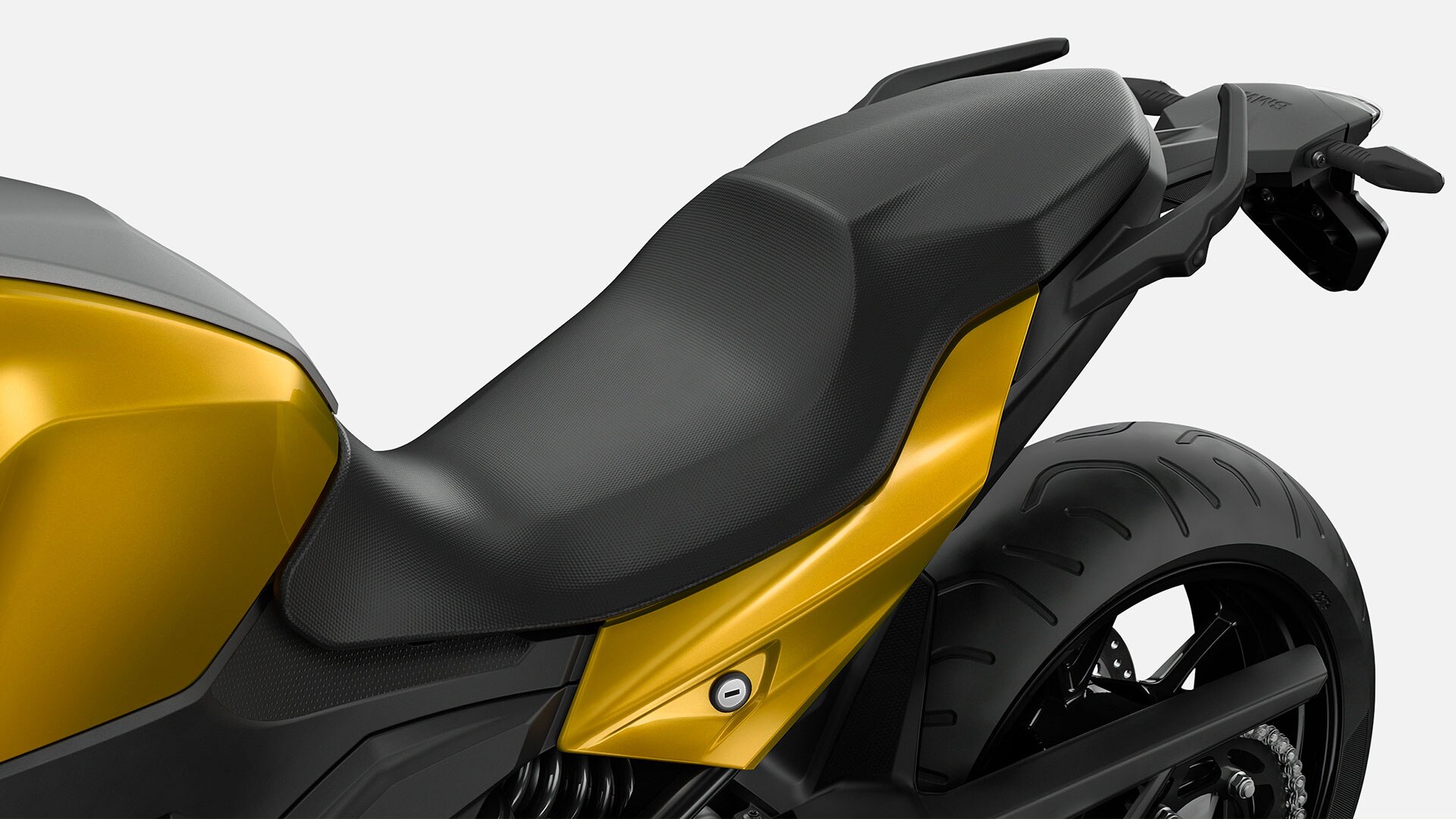 Wir sehen die Sitzbank der F 900 XR.