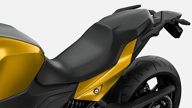 Wir sehen die Sitzbank der F 900 XR.