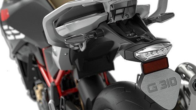 Wir sehen den Kennzeichenträger der G 310 GS.