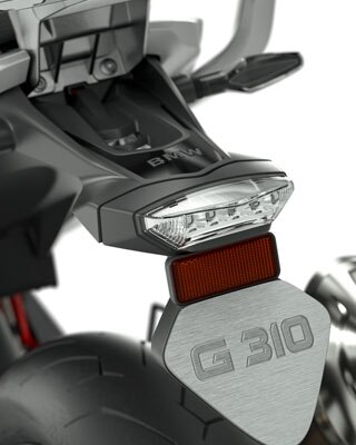 Wir sehen den Kennzeichenträger der G 310 GS.