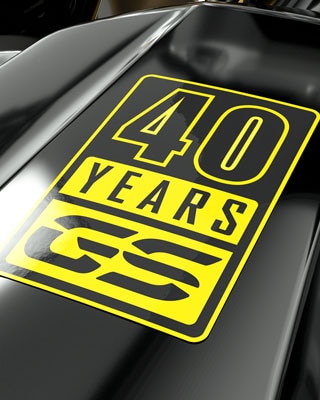 Wir sehen den gelben 40 Jahre GS-Sticker in der Nahaufnahme.