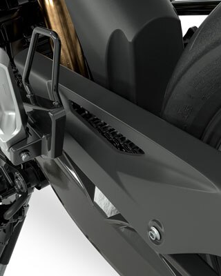 Wir sehen Schwinge, Kettenschutz und Fußraste der G 310 GS in der Seitenansicht.