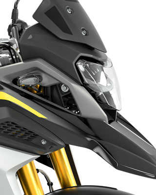 Wir sehen die Seitenansicht der Front der G 310 GS mit Fokus auf dem schwarz getöntem Windschild.