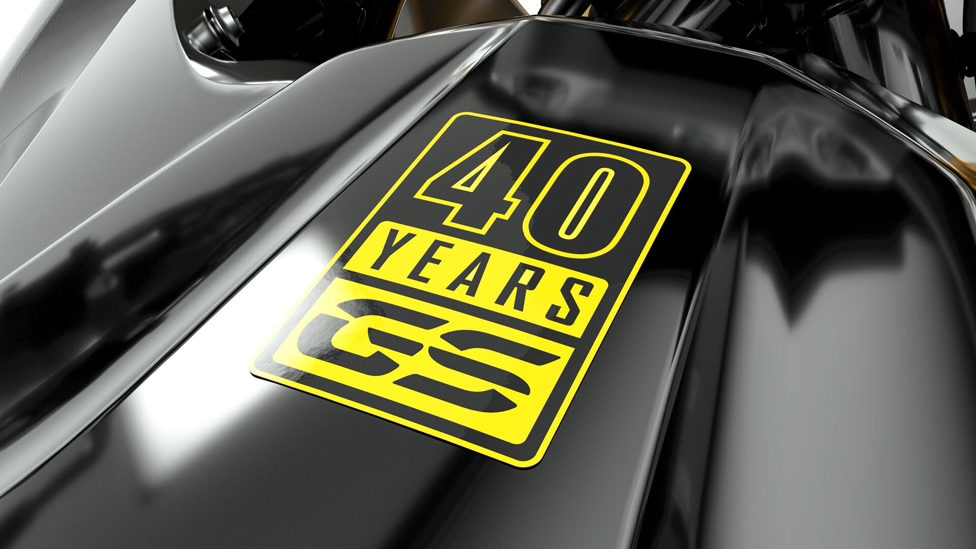 Wir sehen den gelben 40 Jahre GS-Sticker in der Nahaufnahme.