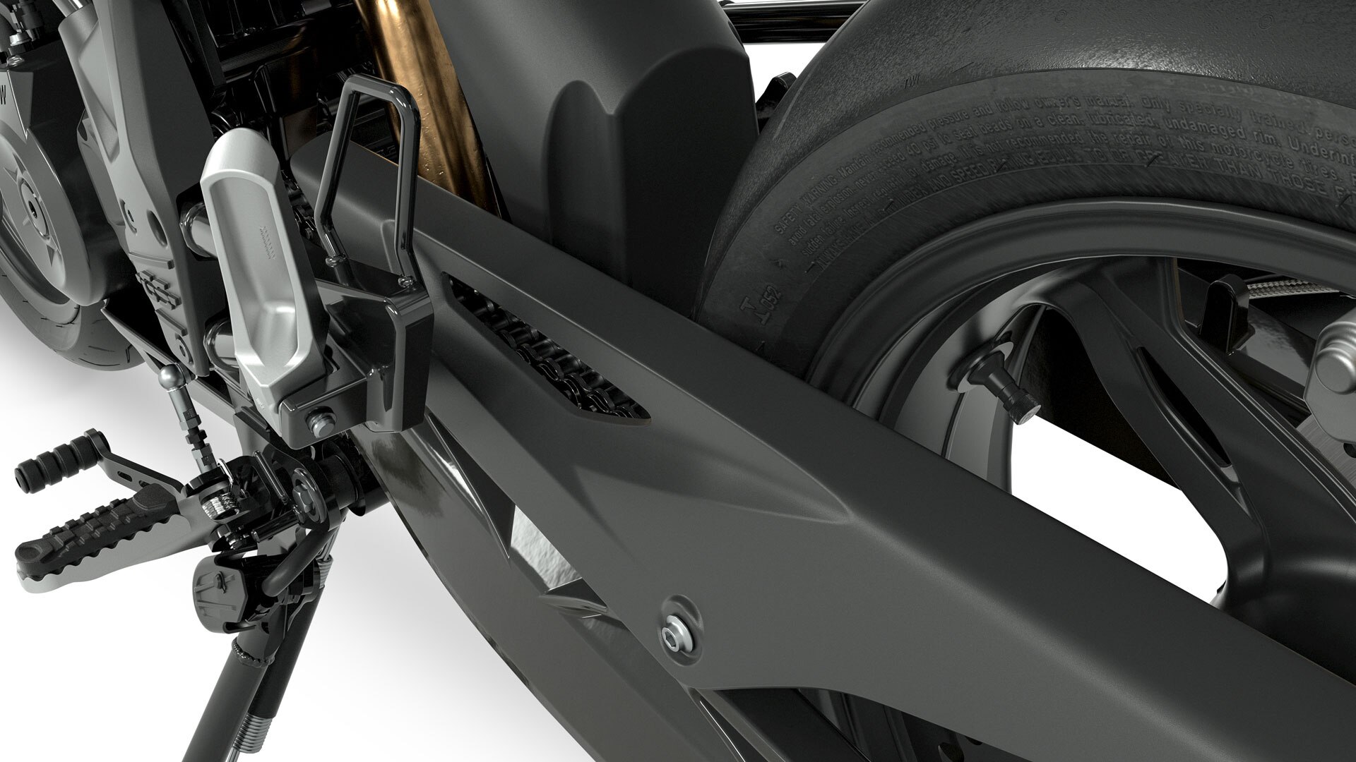 Wir sehen Schwinge, Kettenschutz und Fußraste der G 310 GS in der Seitenansicht.