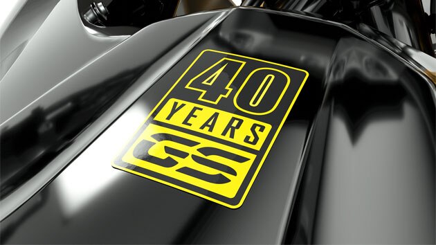 Wir sehen den gelben 40 Jahre GS-Sticker in der Nahaufnahme.