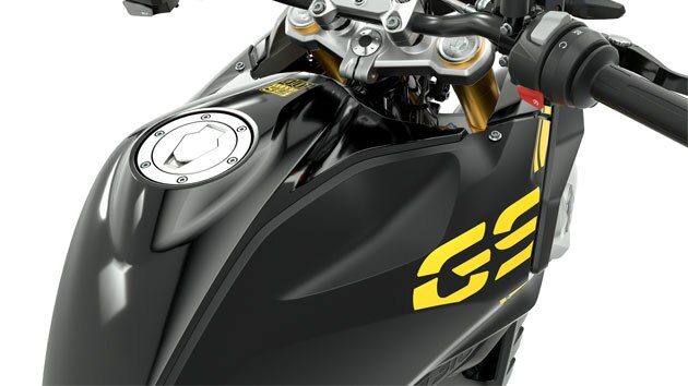 Wir sehen Tank und Lenker der G 310 GS von schräg oben im Detail.