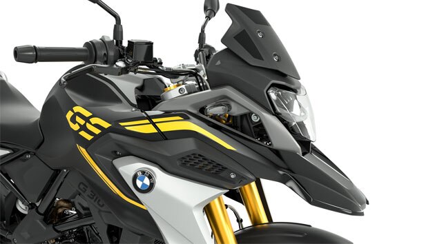 Wir sehen die Seitenansicht der Front der G 310 GS mit Fokus auf dem schwarz getöntem Windschild.