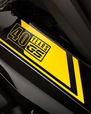 Wir sehen den 40 Jahre GS-Sticker in der Nahaufnahme.