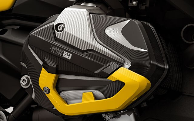 Wir sehen die Edition 40 Years GS mit option 719 Zylinderkopfhauben in Schwarz-Gelb.