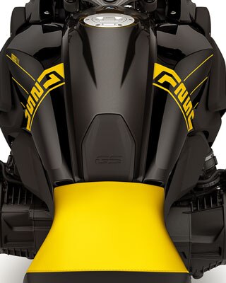 Wir sehen den Tank der Edition 40 Years GS mit 1250-Schriftzug und Option 719-Logo in der Detailansicht.