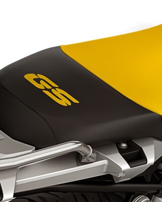 Wir sehen die schwarz-gelbe Sitzbank der Edition 40 Years GS mit GS-Stickung.