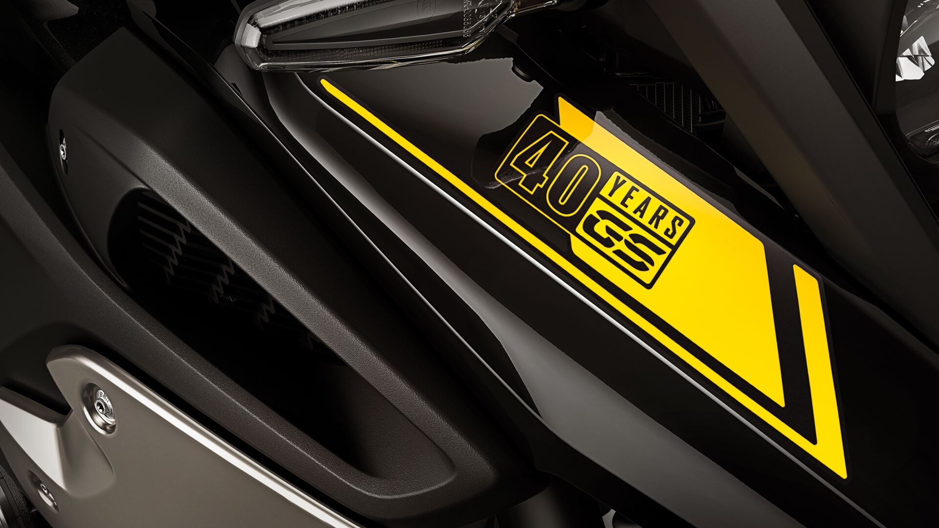 Wir sehen den 40 Jahre GS-Sticker in der Nahaufnahme.
