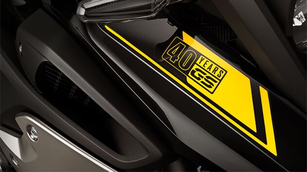 Wir sehen den 40 Jahre GS-Sticker in der Nahaufnahme.