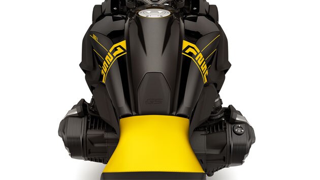 Wir sehen den Tank der Edition 40 Years GS mit 1250-Schriftzug und Option 719-Logo in der Detailansicht.