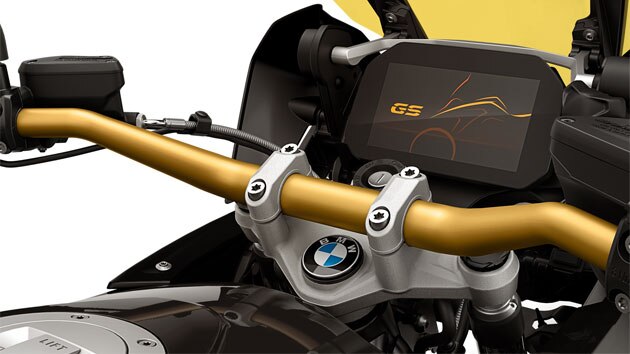 Wir sehen die Edition 40 Years GS mit goldenem Lenker.