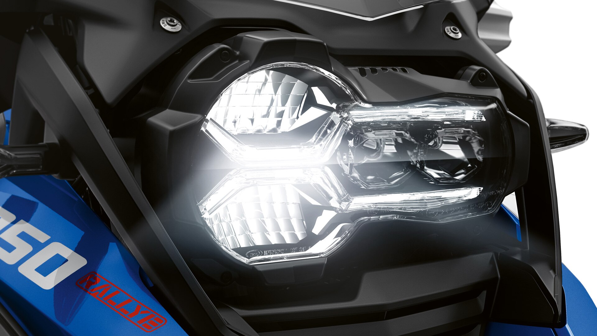 Wir sehen den Frontscheinwerfer der R 1250 GS Adventure.