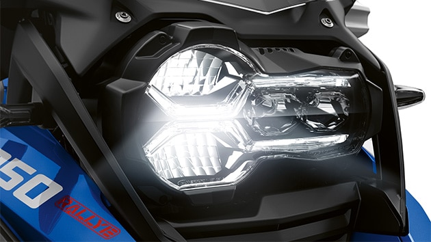 Wir sehen den Frontscheinwerfer der R 1250 GS Adventure.