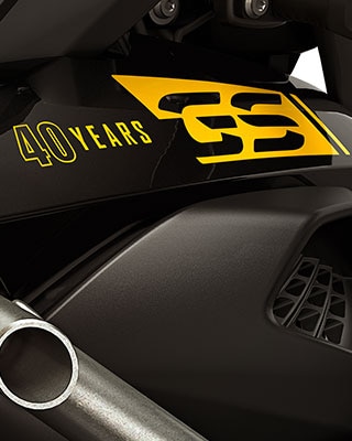 Wir sehen den 40 Jahre GS-Sticker in der Nahaufnahme.