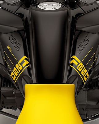 Wir sehen den Tank der Edition 40 Years GS mit 1250-Schriftzug und Option 719-Logo in der Detailansicht.
