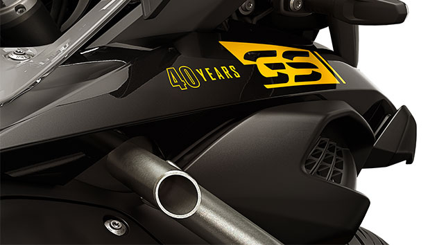 Wir sehen den 40 Jahre GS-Sticker in der Nahaufnahme.