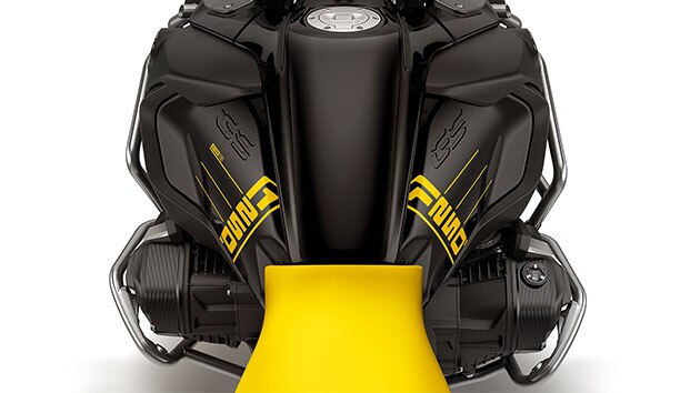 Wir sehen den Tank der Edition 40 Years GS mit 1250-Schriftzug und Option 719-Logo in der Detailansicht.