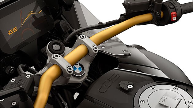 Wir sehen den goldenen Lenker mit integriertem Staufach.