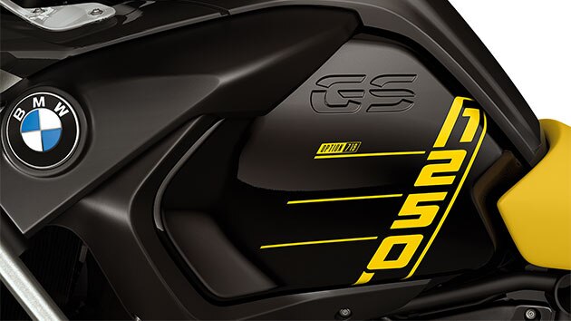 Wir sehen die R 1250 GS in der Draufsicht mit 1250-Schriftzug und dem herausstehenden Boxermotor mit Zylinderkopfhauben der Option 719 Frästeile.