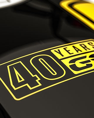 Wir sehen den 40 Jahre GS Sticker auf dem Tank der R nineT Urban G/S.