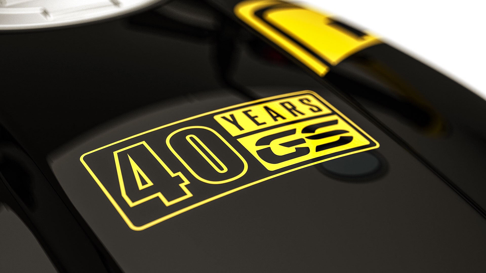 Wir sehen den 40 Jahre GS Sticker auf dem Tank der R nineT Urban G/S.