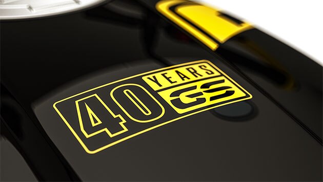 Wir sehen den 40 Jahre GS Sticker auf dem Tank der R nineT Urban G/S.