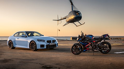 Doppelte M Power: Der BMW M2 und die BMW M R machen ein starkes Team aus. Ob auf der Straße oder der Rennstrecke, beide liefern volle Performance  bei 100 % Fahrfreude. 