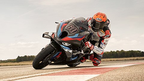 Die BMW M 1000 RR in Kurvenlage. Entdecke das für die Rennstrecke homologierte Superbike und spüre die aerodynamische Optimierung auf der Straße. Jetzt bei Autohaus Bobrink in Bremerhaven.