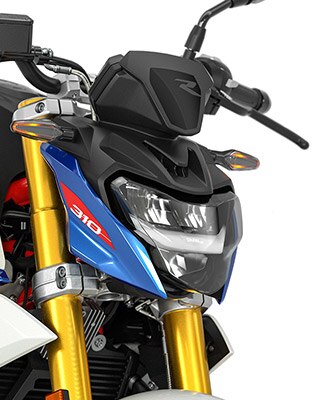 Wir sehen die serienmäßigen LED-Scheinwerfer und Blinker der G 310 R.